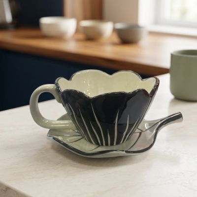 فنجان سيراميك على شكل زهرة مع طبق على شكل ورقة شجر.& Ceramic Flower-Shaped Mug with Leaf Saucer Set