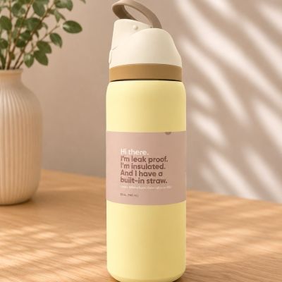زجاجة مياه عازلة للحرارة باللون الأصفر الفاتح مع شفاطة مدمجة &nbsp;& Light Yellow Insulated Water Bottle with Built-in Straw