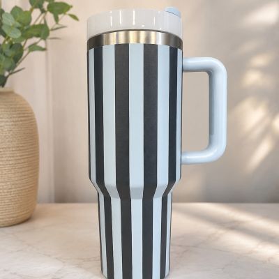 كوب حراري معزول من الفولاذ المقاوم للصدأ بمقبض (مخطط باللونين البيبي بلو والأسود).& : Insulated Stainless Steel Tumbler with Handle (Baby Blue and Black Striped)