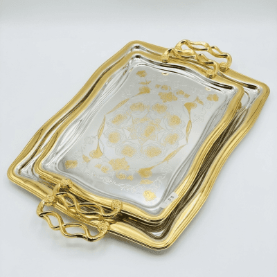 طقم صواني تقديم ستانلس ستيل فاخرة بحواف ومقابض ذهبية (قطعتين). Premium Stainless Steel Serving Tray Set with Gold Rims and Handles (2 Pieces).