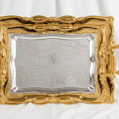 طقم صواني تقديم ستانلس ستيل ملكي بنقوش هندسية وحواف ذهبية فاخرة.yal Stainless Steel Serving Tray Set with Geometric Engravings and Luxury Gold Borders.