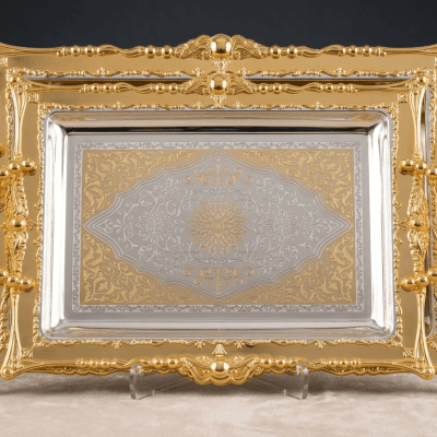 طقم صواني تقديم ستانلس ستيل فاخر بنقوش إسلامية مذهبة وإطار ملكي. Luxury Stainless Steel Serving Tray Set with Gold Islamic Engravings and Royal Borders.