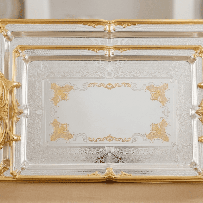 طقم صواني تقديم ستانلس ستيل ملكي بنقوش عربية عتيقة وحواف ذهبية. Royal Stainless Steel Serving Tray Set with Antique Arabic Engravings and Gold Borders.