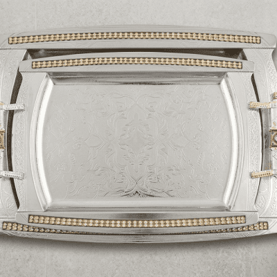 طقم صواني تقديم ستانلس ستيل مودرن مرصع بالكريستال اللامع بمقابض فضية. Modern Stainless Steel Serving Tray Set Inlaid with Sparkling Crystals and Silver Handles.