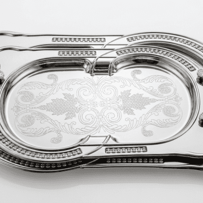 طقم صواني تقديم ستانلس ستيل بيضاوية فضي بالكامل مع نقوش كلاسيكية. All-Silver Stainless Steel Oval Serving Tray Set with Classic  / 