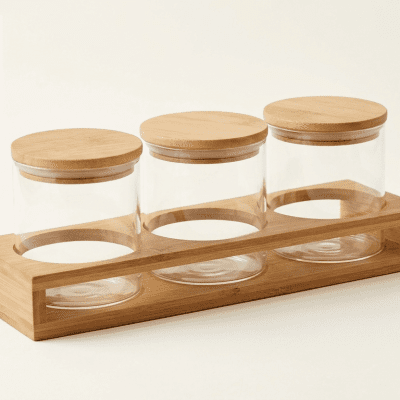 طقم علب توابل زجاجية دائرية مع غطاء وقاعدة مستطيلة خشب بامبو (3 قطع). 3-Piece Round Glass Spice Jar Set with Bamboo Lids and Rectangular Tray