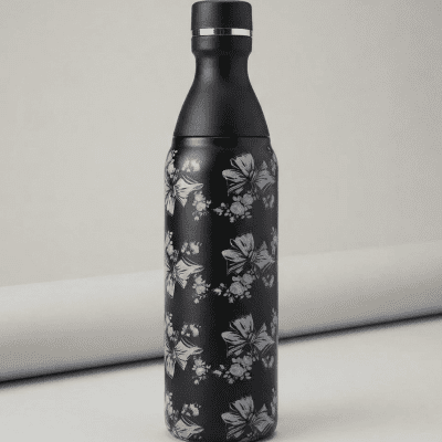 زجاجة مياه معزولة باللون الأسود بنقوش الفيونكات والزهور.  &: Black Insulated Water Bottle with Bow & Floral Print