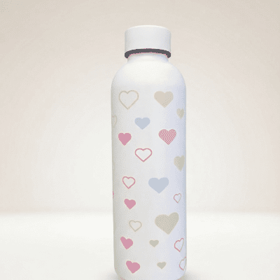 زجاجة مياه معزولة بنقش القلوب الملونة.  &  Insulated Water Bottle with Colorful Hearts Print.