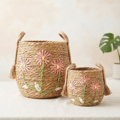 طقم سلال تخزين من الخوص مزينة بنقوش زهور مكون من قطعتين .  & Woven Seagrass Storage Basket Set with Floral Embroidery.