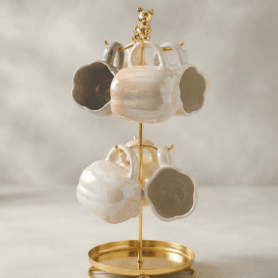 طقم أكواب سيراميك مع حامل معدني ذهبي (بتصميم الدب). عباره عن 6 قطع  & Ceramic Mug Set with Gold Bear-Topped Stand.