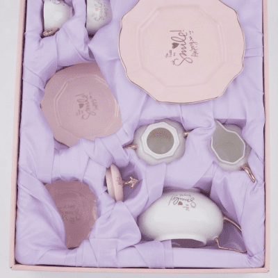 طقم شاي فاخر (24 قطعة) باللون الوردي المبهج مع عبارات ".  & Luxury 24-Piece Tea Set in Pastel Pink with "Smile" Inscriptions.