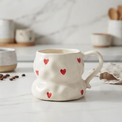 كوب سيراميك يدوي الصنع بنقشة قلوب حمراء.  &  Handmade Ceramic Heart Mug.