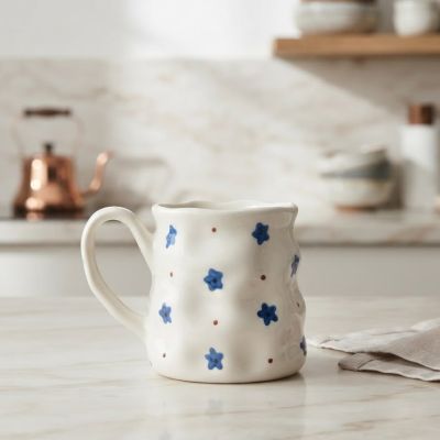 كوب سيراميك يدوي الصنع متموج بنقشة زهور زرقاء.  & : Handmade Wavy Ceramic Blue Floral Mug.