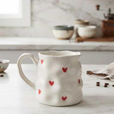 كوب سيراميك بنقشة قلوب.  & كوب سيراميك مصنوع يدويًا على شكل قلب.