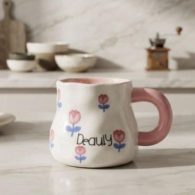 كوب سيراميك يدوي الصنع بنقشة زهور التوليب الوردية.  &  Handmade Ceramic Pink Tulip Mug.