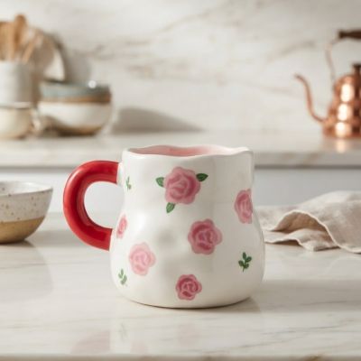 كوب سيراميك يدوي الصنع بنقشة ورود وردية ومقبض أحمر.  & : Handmade Ceramic Pink Rose Mug with Red Handle.