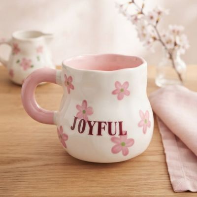 كوب سيراميك يدوي الصنع بنقشة زهور وكلمة "& : Handmade Ceramic Floral "JOYFUL" Mug.