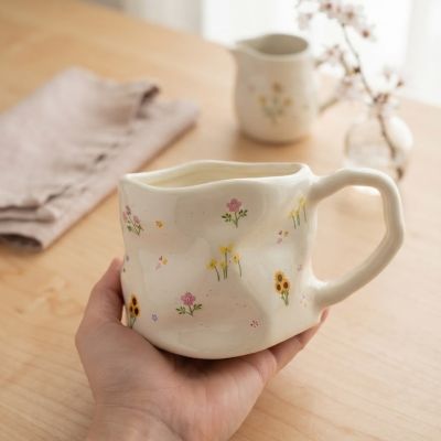 كوب سيراميك يدوي الصنع بنقشة زهور برية متنوعة ومتباعدة.  & : Handmade Ceramic Ditsy Wildflower Mug.