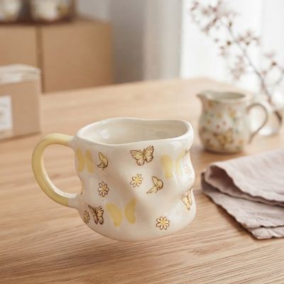 كوب سيراميك يدوي الصنع بنقشة فراشات وزهور صفراء.  & : Handmade Ceramic Yellow Butterfly and Floral Mug.
