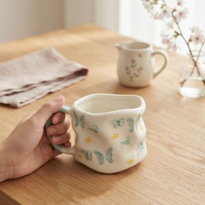 كوب سيراميك يدوي الصنع بنقشة فراشات زرقاء وصفراء.  &  Handmade Ceramic Blue and Yellow Butterfly Mug.