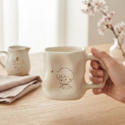 كوب سيراميك يدوي الصنع بنقشة كرتونية لولد صغير باللون الذهبي.  &  Handmade Ceramic Minimalist Cartoon Boy Mug with Gold Accents.