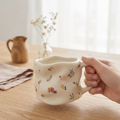 كوب سيراميك يدوي الصنع بنقشة زهور برية ملونة صغيرة.  & : Handmade Ceramic Small Wildflowers Mug.