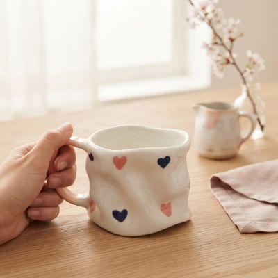 كوب سيراميك متموج بنقوش قلوب ملونة.  &  Handmade Wavy Ceramic Heart-Patterned Mug.