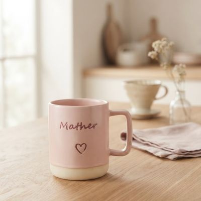 : كوب سيراميك وردي محفور بكلمة "Mother" وقلب.  English: Pastel Pink Ceramic "Mother" & Heart Engraved Mug.
