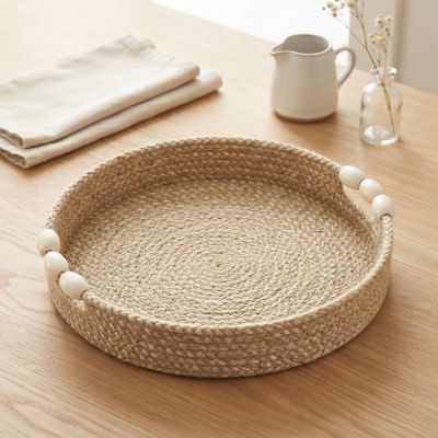 صينية تقديم وتنظيم دائرية من الخيش المجدول بمقابض خرز.  % Braided Jute Round Serving and Organizing Tray with Bead Handles.