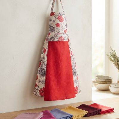 مريلة مطبخ قطنية بنقوشات ورد كلاسيكية مدمجة.  & Vintage Floral Print Kitchen Apron with Color-Block Panel.