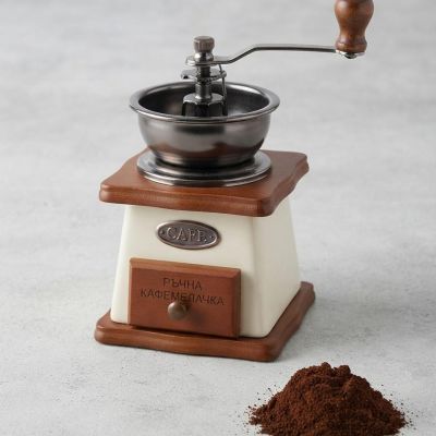 مطحنة قهوة يدوية خشبية بتصميم كلاسيكي (فينتاج) مع درج لتجميع القهوة.  & : Vintage Wooden Manual Coffee Grinder with Drawer.