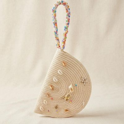 حقيبة يد قش (خوص) على شكل نصف دائرة مزينة بالقواقع والخرز.  & : Half-Moon Straw Clutch Bag Decorated with Seashells and Beads.