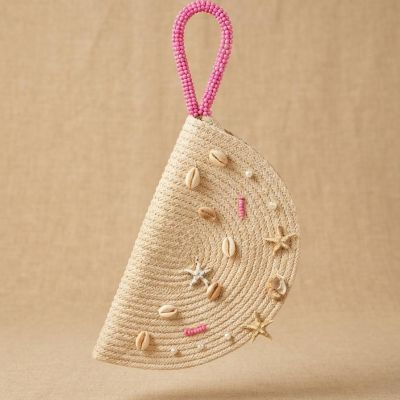 حقيبة يد قش (خوص) على شكل نصف دائرة مزينة بالقواقع ونجم البحر.  &  Half-Moon Straw Clutch Bag Decorated with Seashells and Starfish.