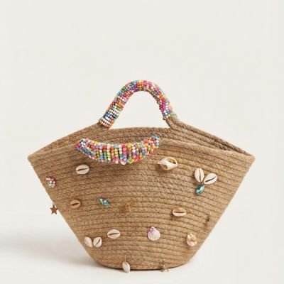 حقيبة يد قش (خوص) كبيرة مزينة بالقواقع والخرز الملون.  &  Straw Tote Bag Decorated with Seashells and Colorful Beads.