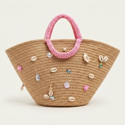 حقيبة يد قش (خوص) كبيرة مزينة بالقواقع والخرز الوردي.  &  Straw Tote Bag Decorated with Seashells and Pink Beads.