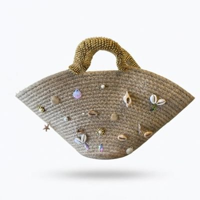 حقيبة يد قش (خوص) بتصميم هلالي مزينة بالقواقع والخرز الذهبي السميك.  & : Flared Straw Tote Bag Adorned with Seashells and Thick Gold Beads.