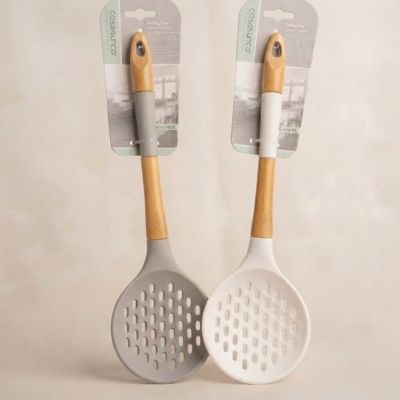 ملاعق طبخ مخرمة (مصفاة) من السيليكون بمقبض خشب (ماركة cosasyunco) قطعه   &  Silicone Slotted Spoons (Skimmers) with Wooden Handles (cosasyunco Brand).