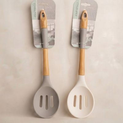 ملاعق طبخ سيليكون مخرمة بمقبض خشب (ماركة cosasyunco).  & Silicone Slotted Spoons with Wooden Handles (cosasyunco Brand).