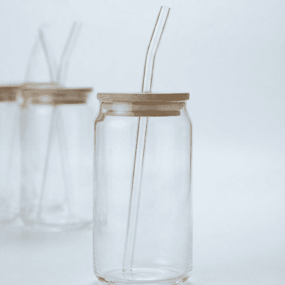 كوب زجاجي بتصميم علبة مع غطاء خيزران وماصة زجاجية ​Glass Can Tumbler with Bamboo Lid and Glass Straw