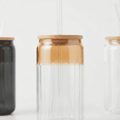 كوب زجاجي مضلع بتدرج لوني مع غطاء خيزران وماصة ​ Ribbed Gradient Glass Tumbler with Bamboo Lid and Straw