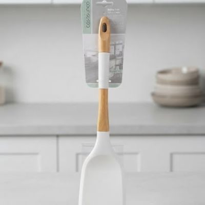 ملعقة مسطحة (سباتيولا) سيليكون بمقبض خشبي (ماركة casasunco).  & : Silicone Spatula / Turner with Wooden Handle (casasunco Brand).