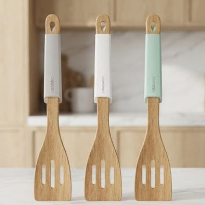 ملعقة مسطحة (سباتيولا) خشبية مفرغة بمقبض سيليكون (ماركة casasunco).   بالقطعه & : Wooden Slotted Turner / Spatula with Silicone Handle Grip (casasunco Brand).