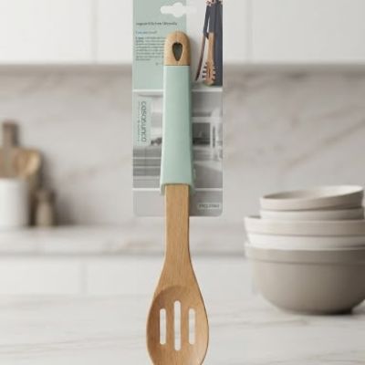 ملعقة طهي خشبية مفرغة بمقبض سيليكون أخضر نعناعي (ماركة casasunco).  & : Wooden Slotted Cooking Spoon with Mint Green Silicone Handle Grip (casasunco Brand).
