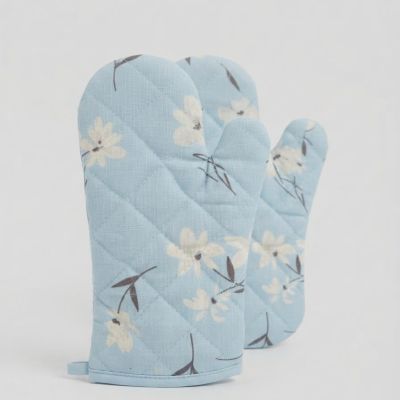 طقم جوانتيات مطبخ عازلة للحرارة (جوانتي فرن) بنقشة زهور - لون أزرق فاتح.  &  Floral Heat-Resistant Oven Mitts Set - Light Blue.