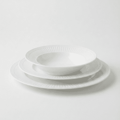 طقم عشاء كلاسيكي من البورسلين الأبيض - 24 قطعة - تصميم بحواف محززة Classic White Porcelain Dinnerware Set - 24 Pieces - Embossed Ribbed Rim Design