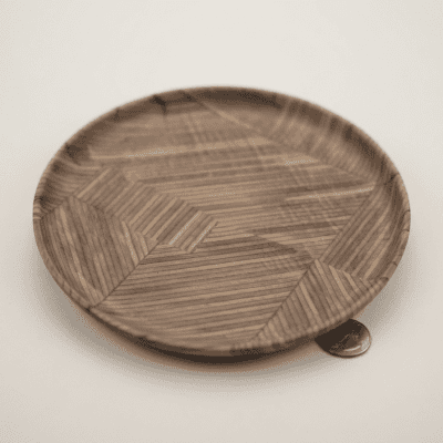 صينية تقديم دائرية من خشب الجوز بتصميم هندسي - طراز حديث Round Walnut Wood Serving Tray with Geometric Design - Modern Style