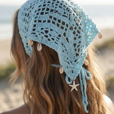 باندانا رأس كروشيه بوهيمية للشاطئ مزينة بالقواقع ونجم البحر.&: Boho Crochet Hair Bandana with Shells and Starfish.