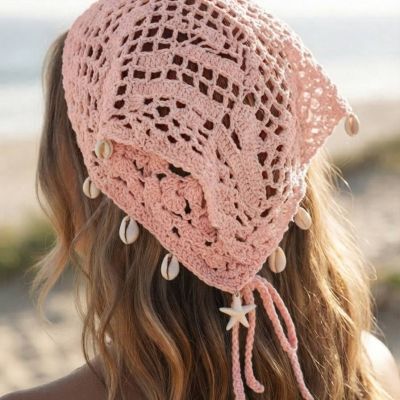 باندانا رأس كروشيه بوهيمية للشاطئ مزينة بالقواقع ونجم البحر (لون وردي).&: Pink Boho Crochet Hair Bandana with Shells and Starfish.