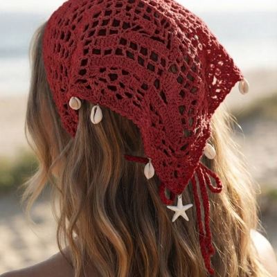 باندانا رأس كروشيه بوهيمية للشاطئ مزينة بالقواقع ونجم البحر (لون أحمر داكن).&: Dark Red Boho Crochet Hair Bandana with Shells and Starfish.