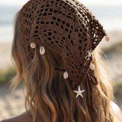 باندانا رأس كروشيه بوهيمية للشاطئ مزينة بالقواقع ونجم البحر (لون بني).&: Brown Boho Crochet Hair Bandana with Shells and Starfish.